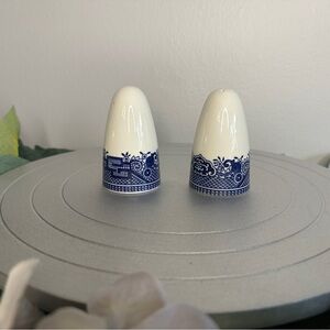 Pair of vintage Churchill Blue Willow salt & pepper shakers Georgian